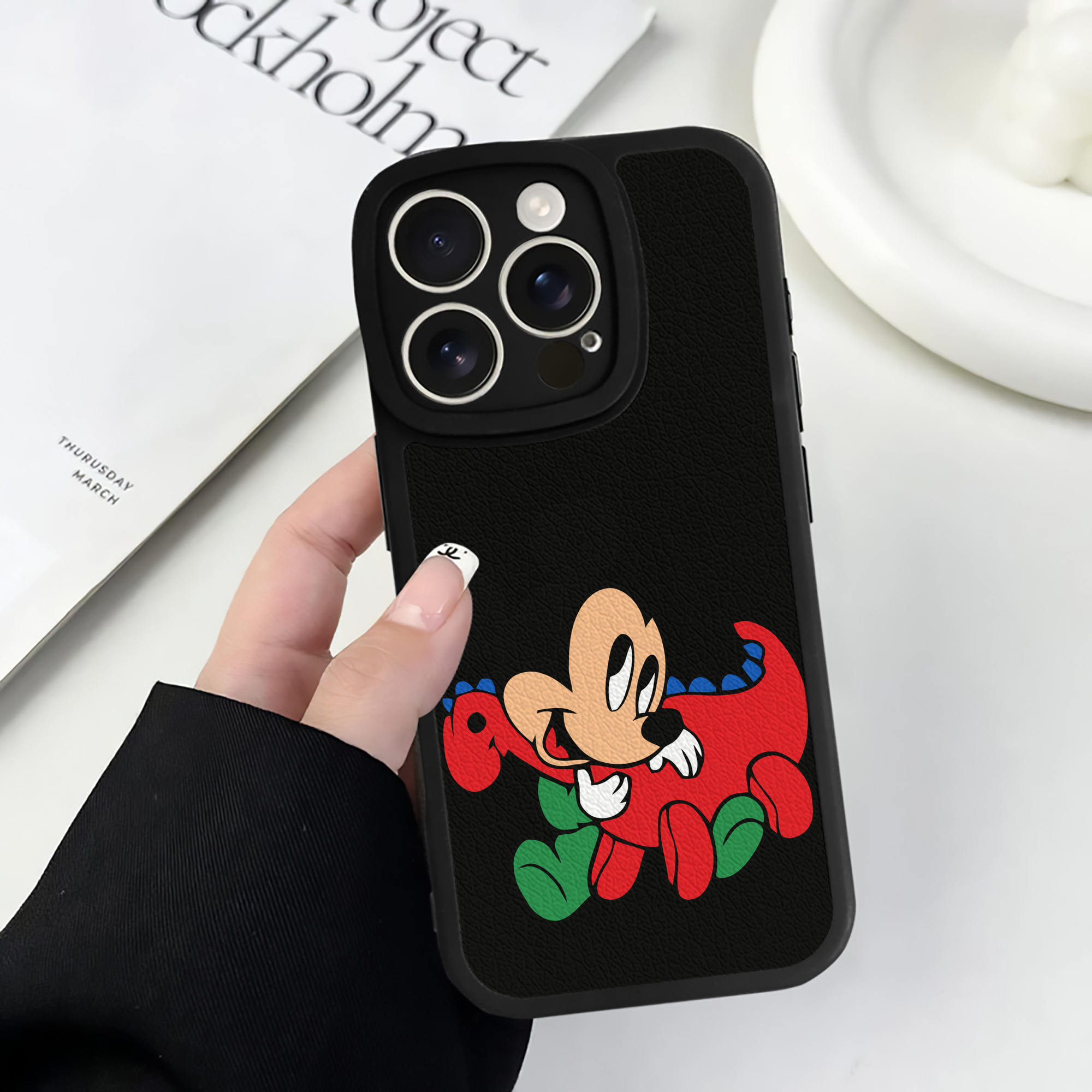 （画像用） ミッキーマウス Mickey Mouse 【iPhone 16シリーズ対応】シリコンスマホケース（レザー調） 材質：シリコン